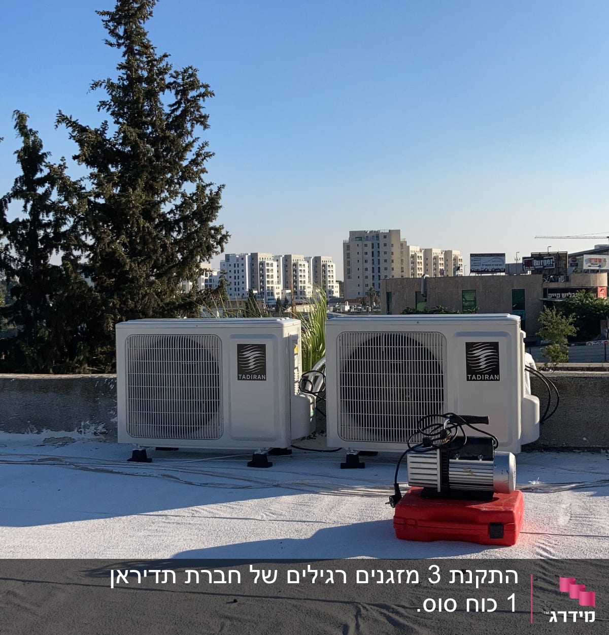 שני מזגנים על גג עם מכשיר על אדום